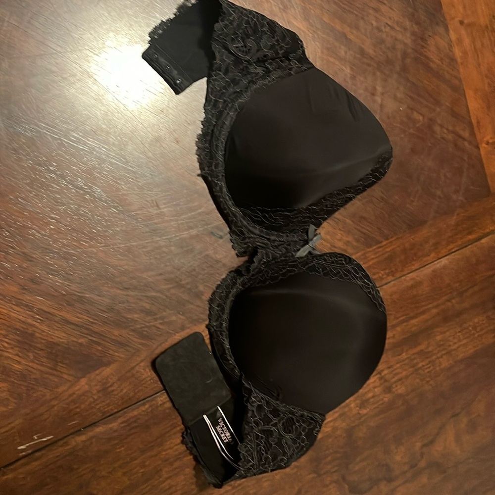 Victoria’s Secret 32DD black lace strapless bra